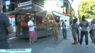 Лудата Никол Вице се забавува на јавните улици