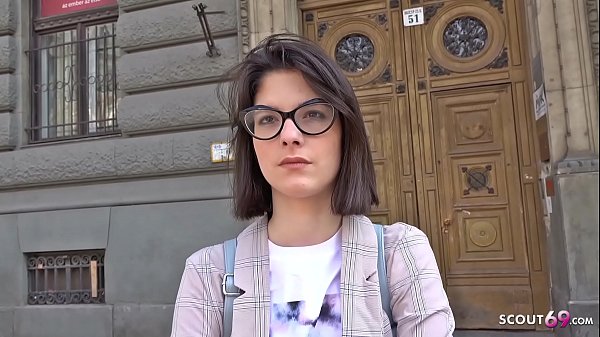 Sara Bell è una giovane ragazza tedesca che ama il piacevole sesso anale